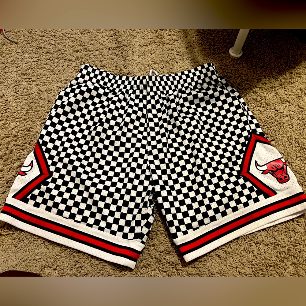 Bulls retro shorts used but good condition. 1997-98 hardwood classic.